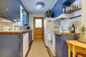 Interior - Waterfront Deck! Chic Lower Scott Lake Cottage (Pullman)