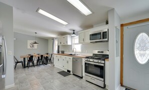 House (3 Bedrooms) | Interior