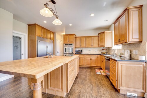 Backyard Oasis w/ Outdoor Kitchen! Moses Lake Home