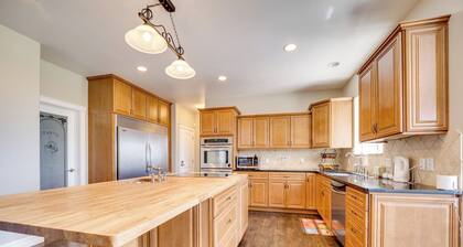 Backyard Oasis w/ Outdoor Kitchen! Moses Lake Home