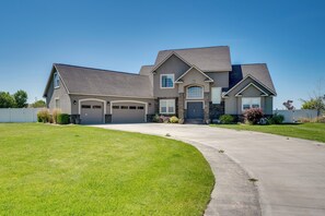 House (3 Bedrooms) | Interior - Backyard Oasis w/ Outdoor Kitchen! Moses Lake Home (Moses Lake)