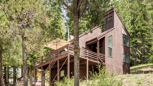 A wooden cabin with a balcony, surrounded by trees. - 6 Mi to Downieville Downhill: Cabin w/ Mtn Views (Sierra City)