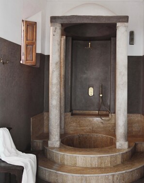 Deluxe Suite | Bathroom | Shower, hair dryer, bathrobes, slippers - Riad Berbere Marrakech (Marrakech)