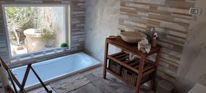 Douche, séchoir à cheveux, bidet, serviettes fournies