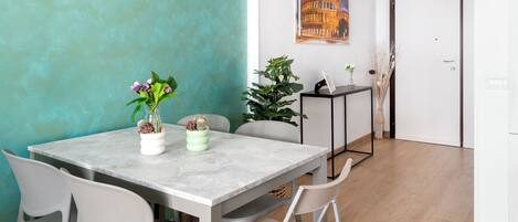 Apartemen (2 Bedrooms) | Area keluarga | TV