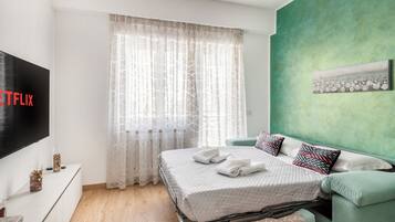 Apartemen (2 Bedrooms) | Area keluarga | TV