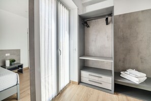 Apartament (2 Bedrooms) | Espai de treball apte per a portàtils i planxa i posts de planxar
