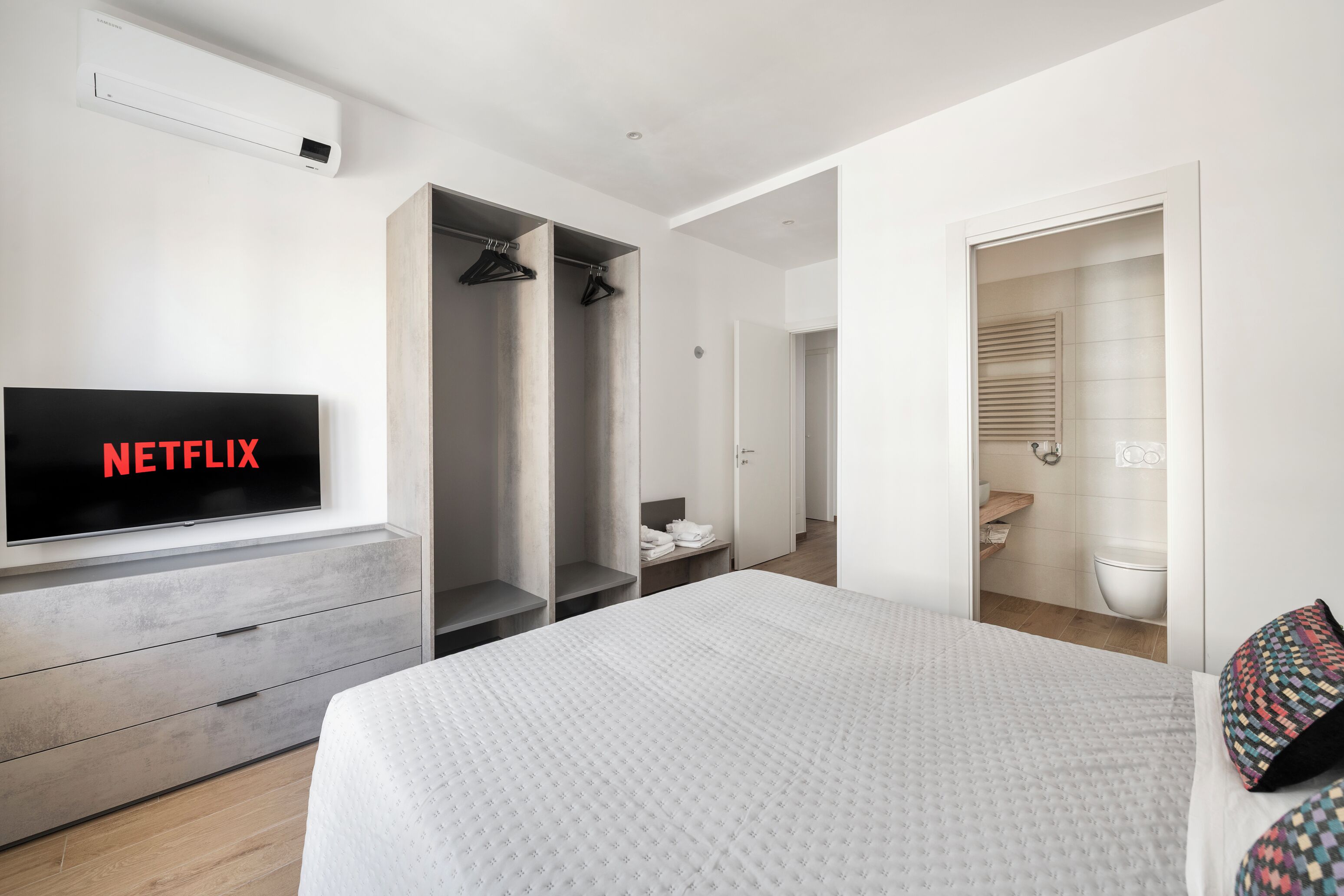 Lägenhet (2 Bedrooms) | Arbetsyta för laptop, strykjärn/strykbräda och sängkläder