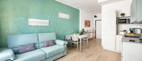 Apartamento (2 Bedrooms) | Zona de estar | Una televisión