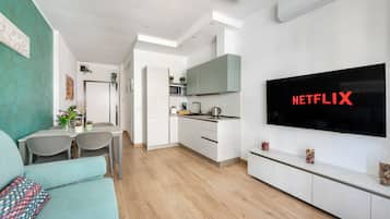 Apartemen (2 Bedrooms) | Area keluarga | TV