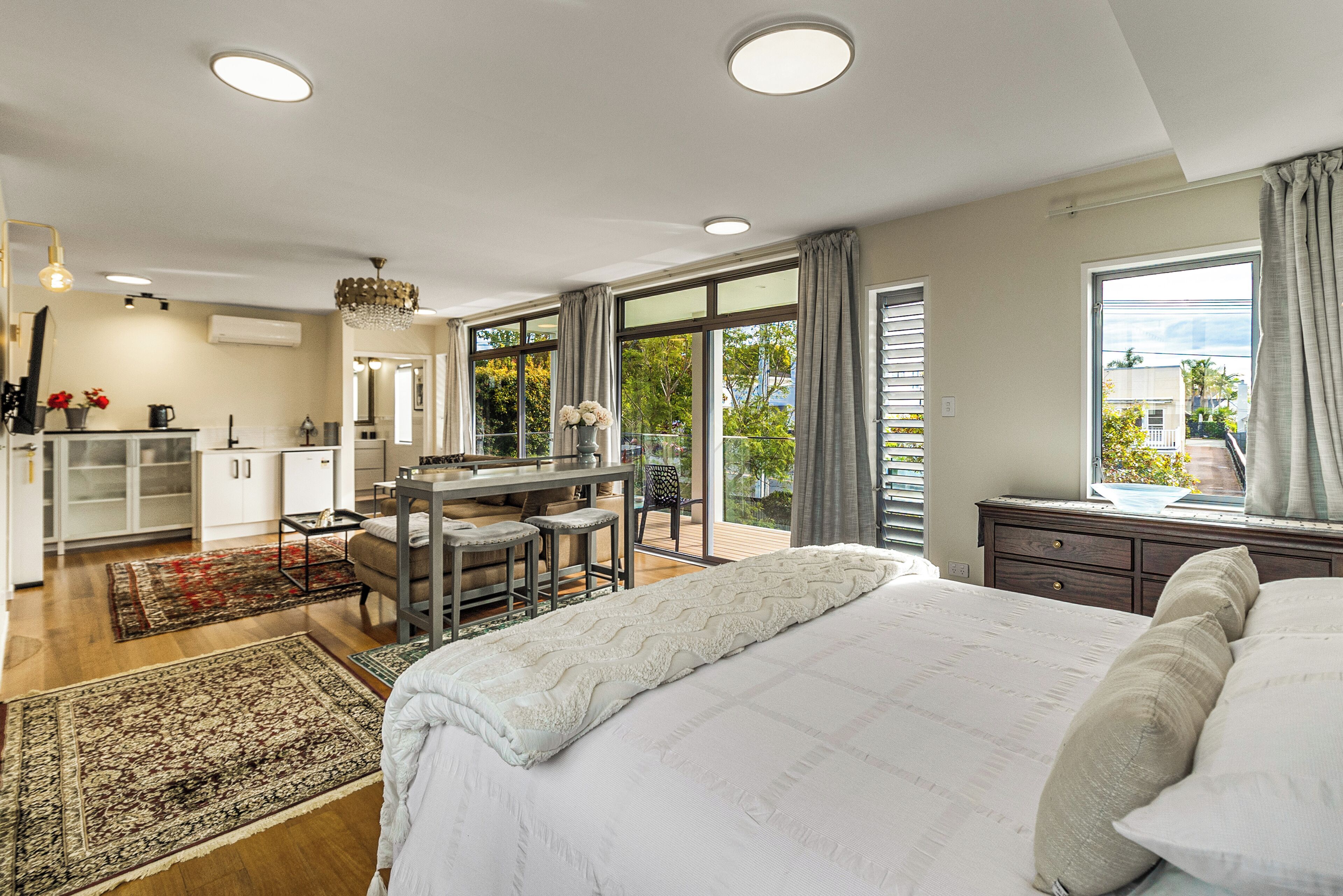 6 bedrooms, iron/ironing board, WiFi, bed sheets