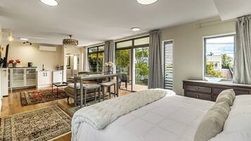 6 bedrooms, iron/ironing board, WiFi, bed sheets