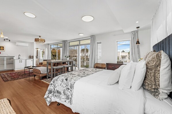6 bedrooms, iron/ironing board, WiFi, bed sheets