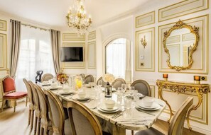 Dining - A HISTORIC PARISIAN HERITAGE, WITH DIRECT VIEWS OF THE LOUVRE & THE PALAIS ROYAL (Paris)