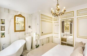 Ducha, secador de pelo, toallas y jabón