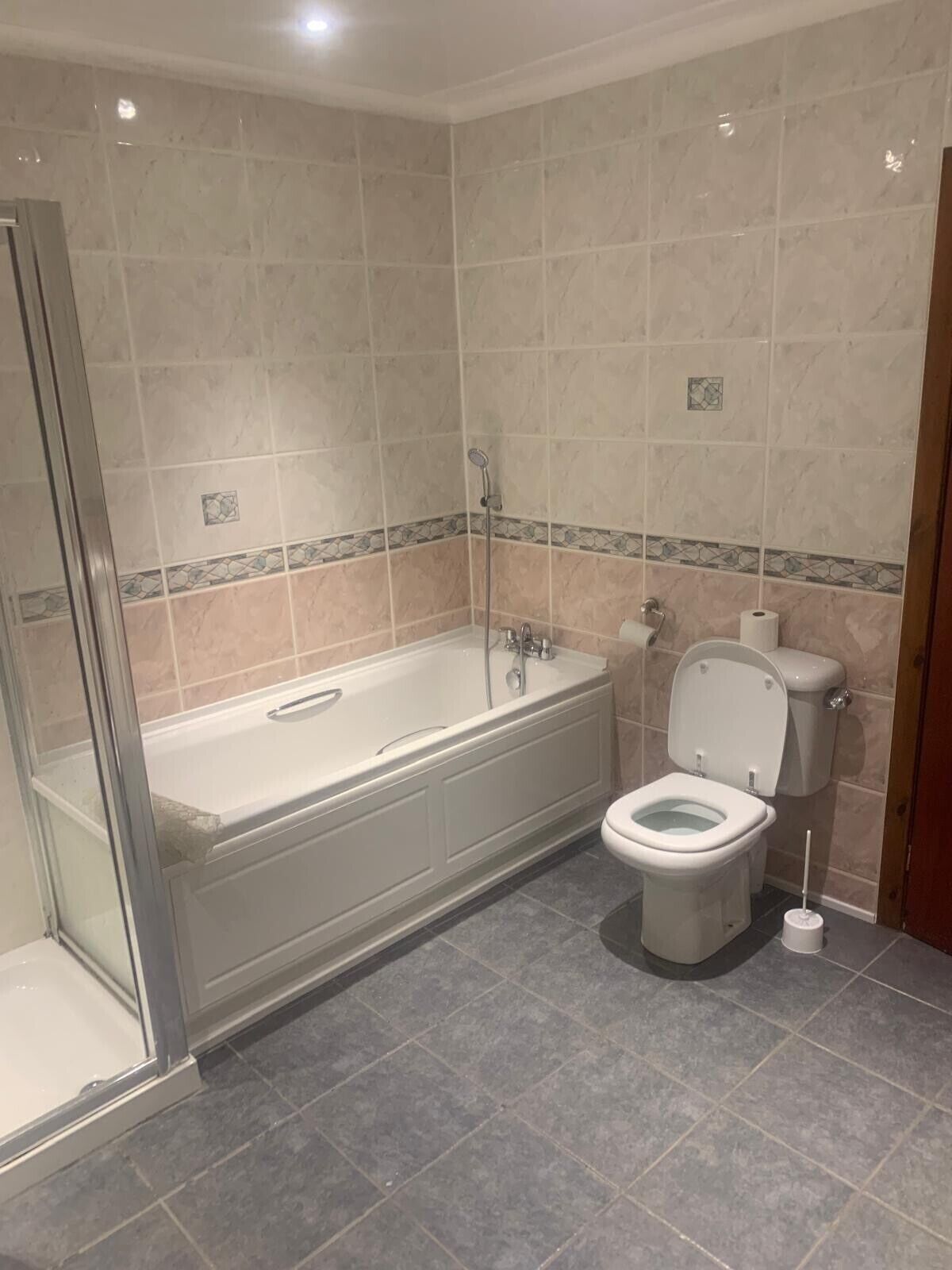 Un bagno con vasca, servizi igienici e doccia.