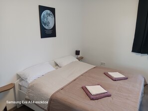 2 bedrooms, desk, WiFi, bed sheets
