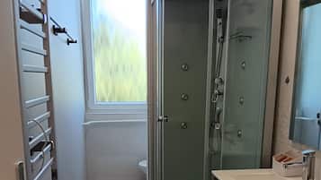 Een douche, een haardroger, handdoeken, zeep