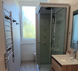 Een douche, een haardroger, handdoeken, zeep