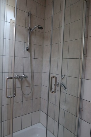 シャワー、ヘアドライヤー、タオル、石鹸