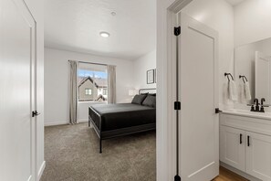 4 habitaciones, escritorio y tabla de planchar con plancha 
