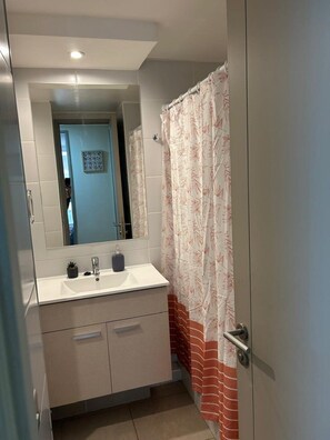 Haartrockner, Handtücher, Seife, Toilettenpapier