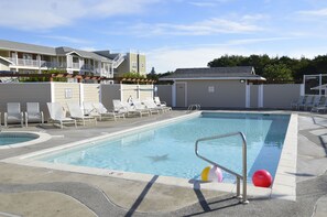 حمّام سباحة مُدفَّأ