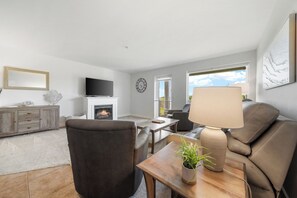 Smart TV, fireplace, stereo