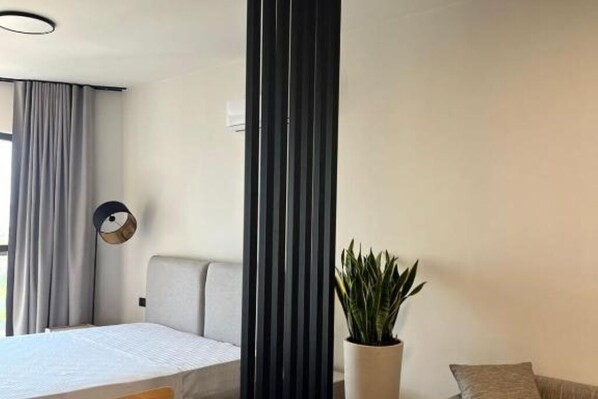 Tabla de planchar con plancha, internet y ropa de cama 