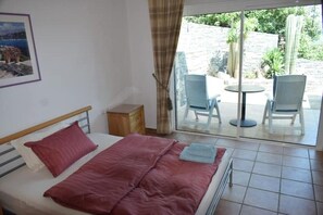 1 chambre, coffres-forts dans les chambres, fer et planche à repasser