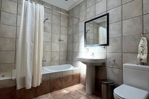 Sèche-cheveux, serviettes fournies, savon, papier toilette