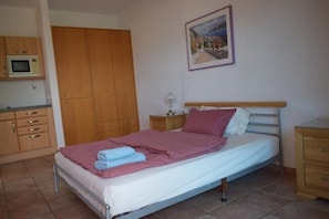 1 chambre, coffres-forts dans les chambres, fer et planche à repasser