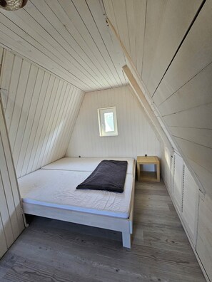1 bedroom, bed sheets