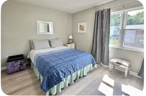 2 bedrooms, iron/ironing board, free WiFi, bed sheets - Washer, Dryer, Desk, Smart TV, Blackout Shades, Fully Stocked Kitchen Cookware  (Hickory)