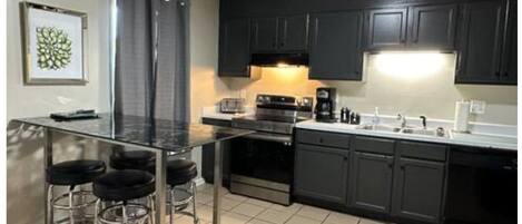 Een koelkast, een microgolfoven, een oven, een kookplaat