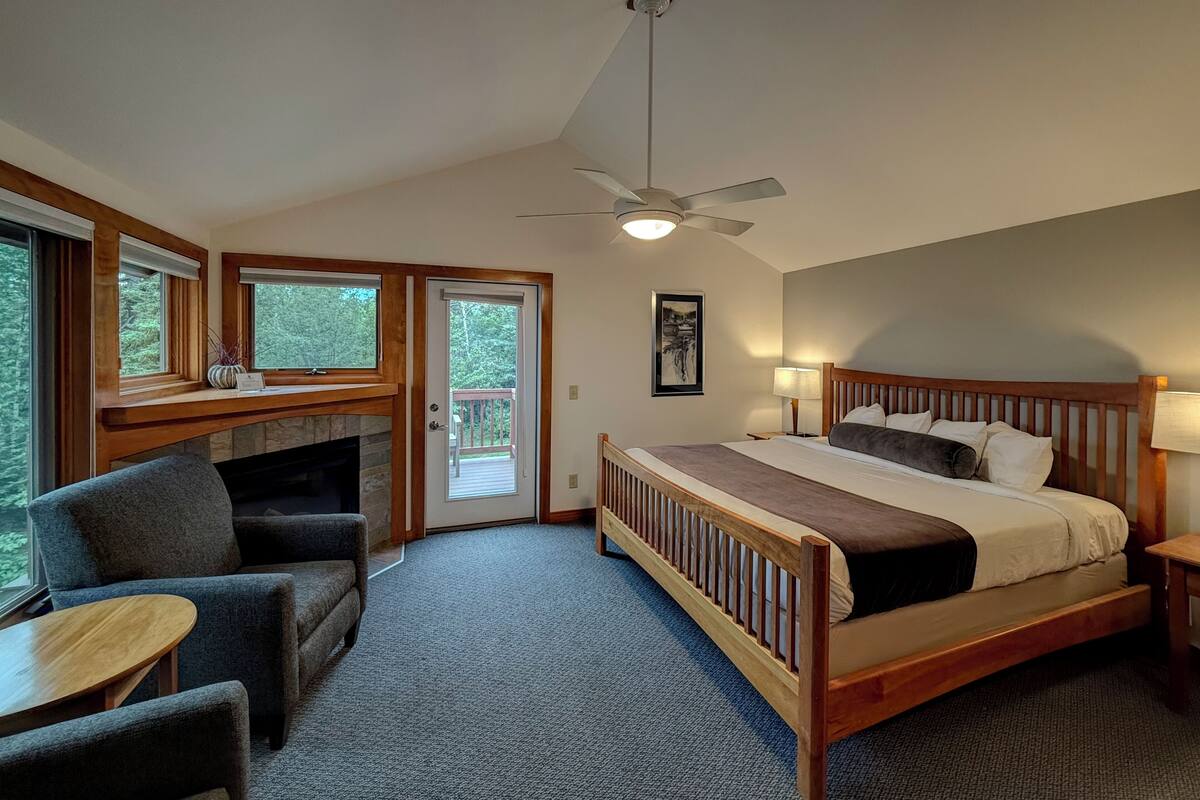 Room (Ridge & River upper right guest room) | WiFi (free), individually decorated, individually furnished, bed sheets