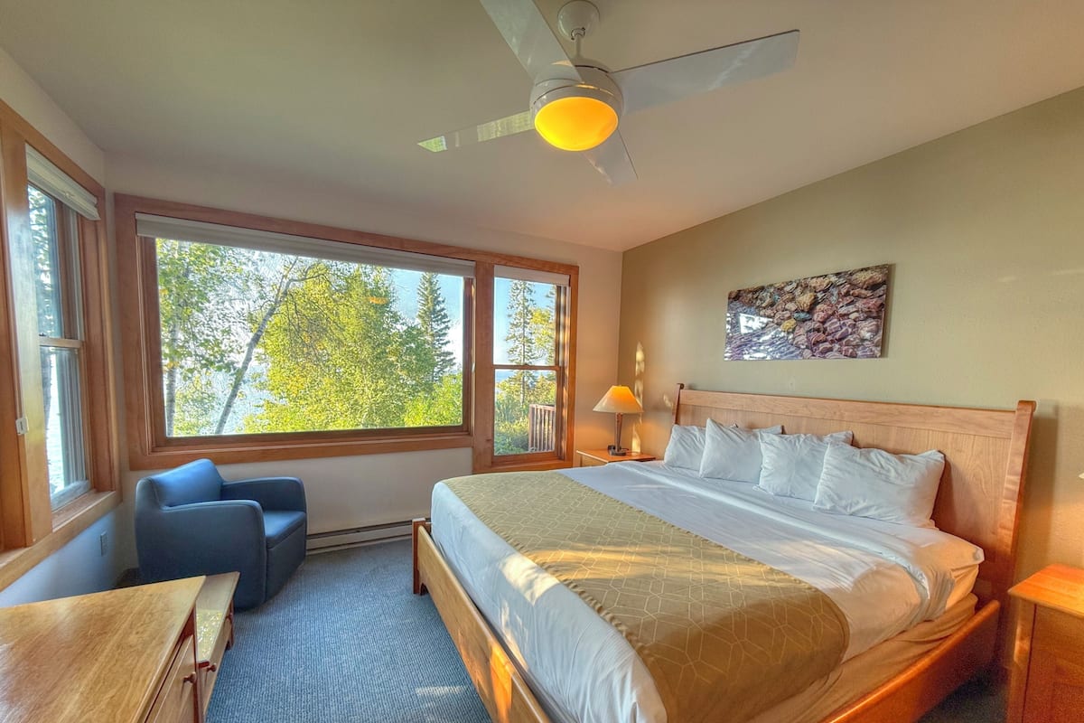 Room (Lakefront 1 Bedroom Condo) | WiFi (free), individually decorated, individually furnished, bed sheets