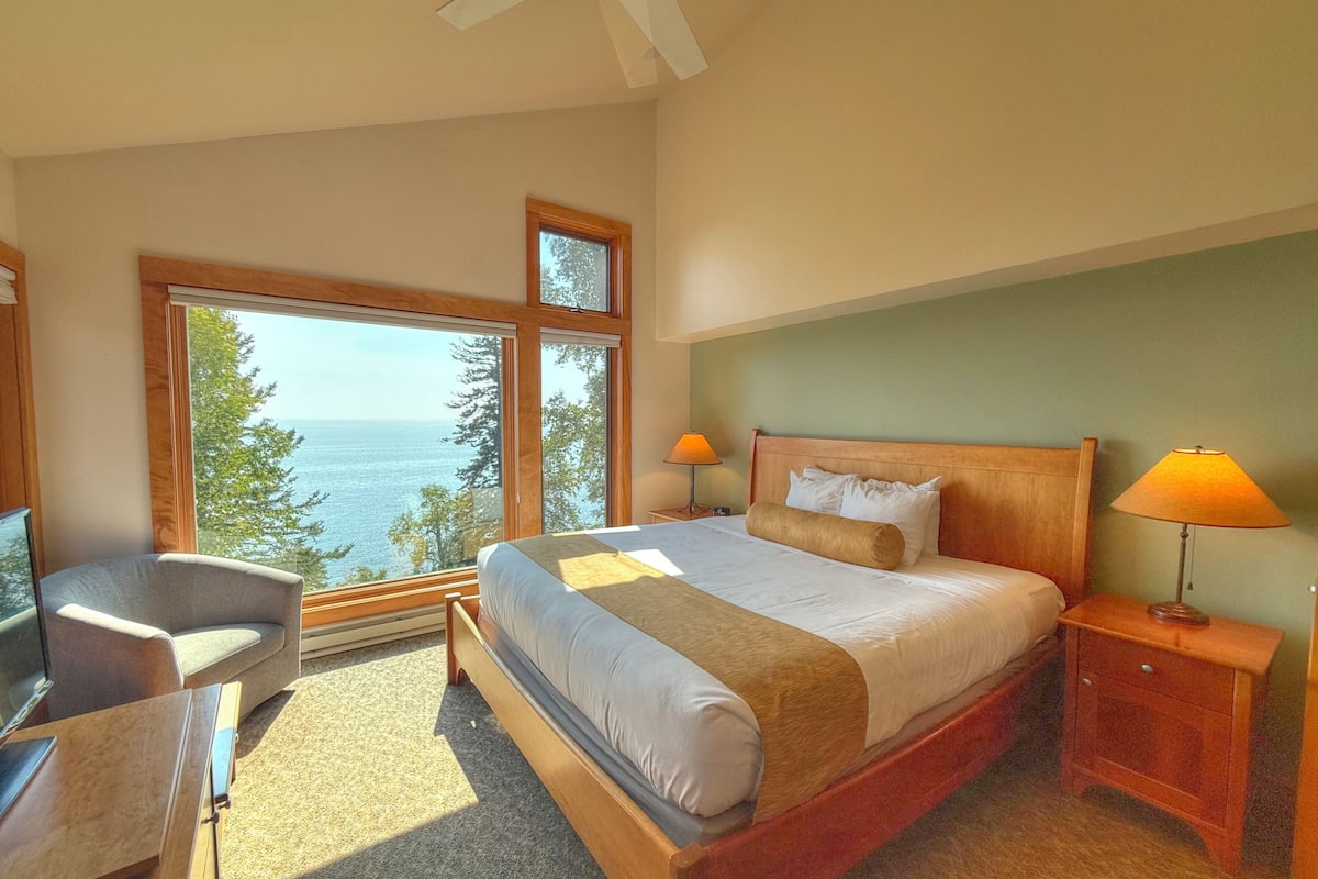 Condo (Lakefront 3 Bedroom Condo) | WiFi (free), individually decorated, individually furnished, bed sheets