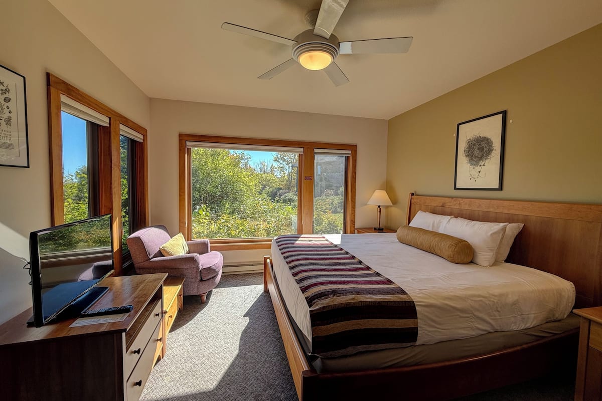 WiFi (free), individually decorated, individually furnished, bed sheets