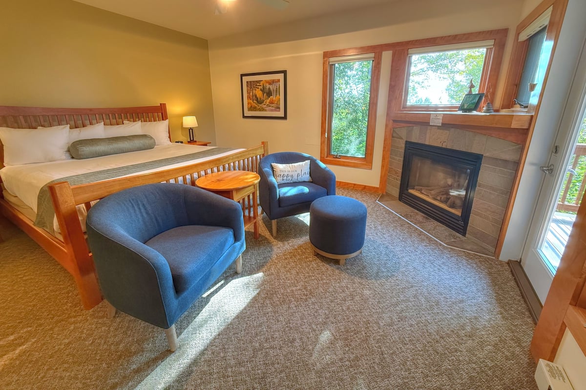 Room (Ridge & River lower left guest room) | WiFi (free), individually decorated, individually furnished, bed sheets