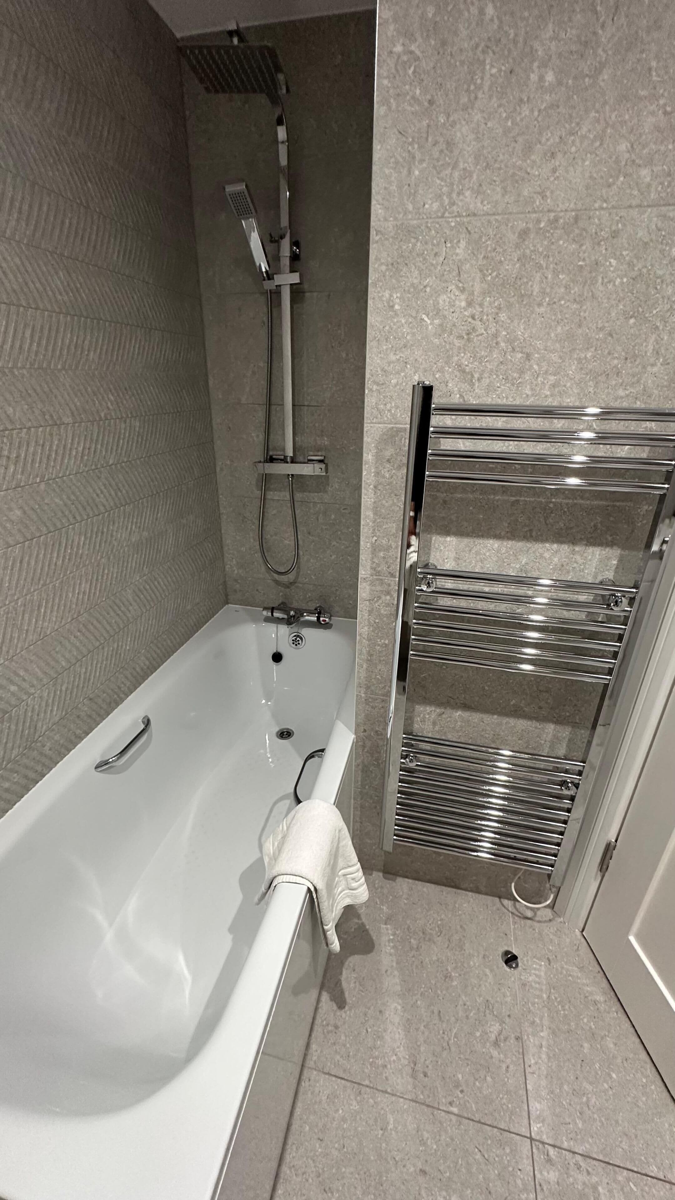 Apartment, 2 Bedrooms, Kitchen | Bathroom | Combined shower/tub, towels, soap, shampoo