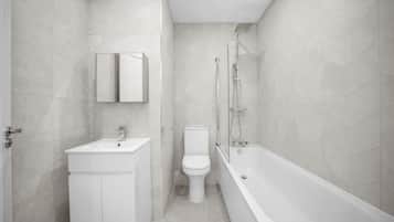 Departamento, 2 habitaciones, cocina | Baño | Tina con regadera, toallas, jabón, shampoo