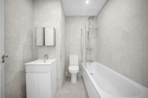 Departamento, 2 habitaciones, cocina | Baño | Tina con regadera, toallas, jabón, shampoo 