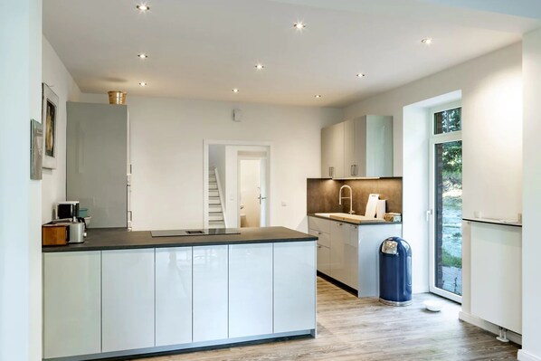 Réfrigérateur, four, plaque de cuisson, lave-vaisselle