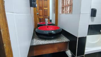 Serviettes fournies, savon, papier toilette