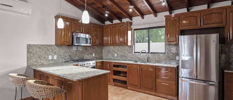 Kylskåp, mikrovågsugn, ugn och spishäll