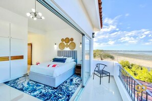 6 bedrooms, desk, iron/ironing board, free WiFi