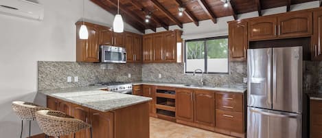 Refrigerador, microondas, horno y parrilla de estufa