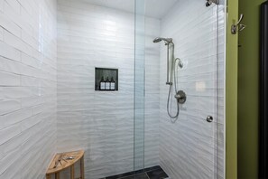 Douche, sèche-cheveux, serviettes fournies, savon