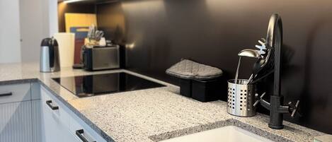 Réfrigérateur, micro-ondes, four, plaque de cuisson